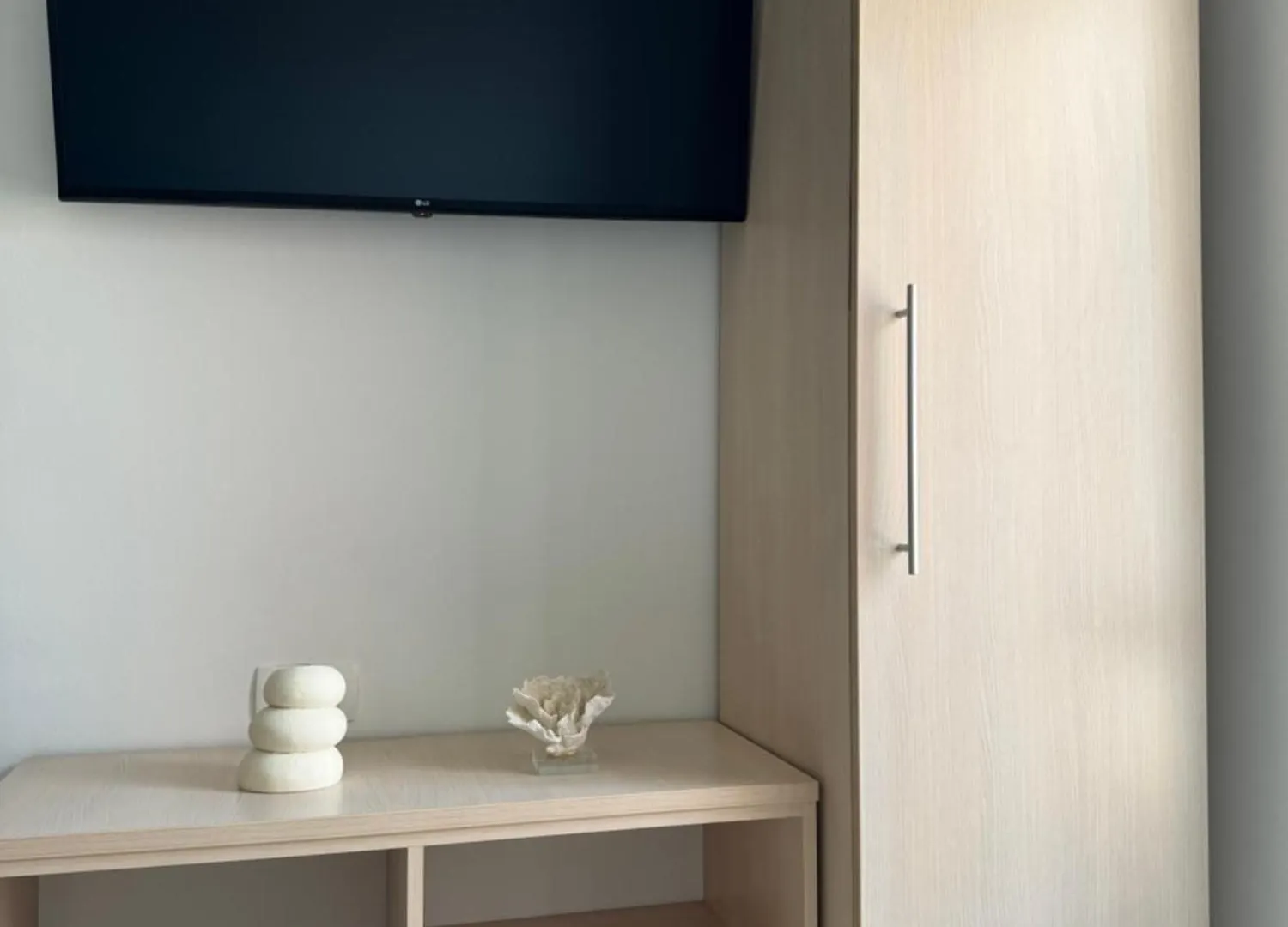 Leone Apartments With Free Parking