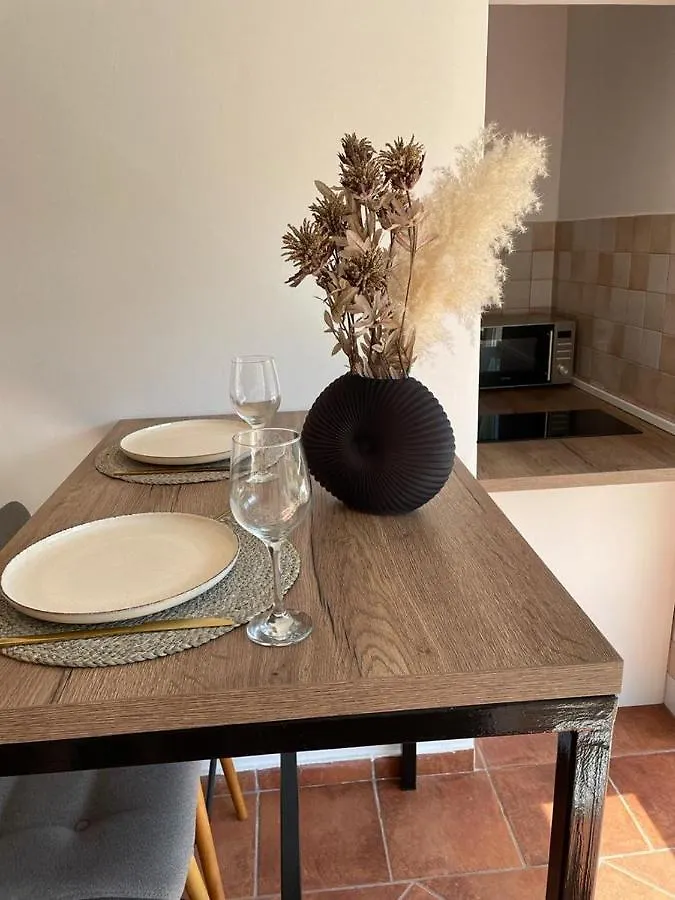 Leone Apartments With Free Parking