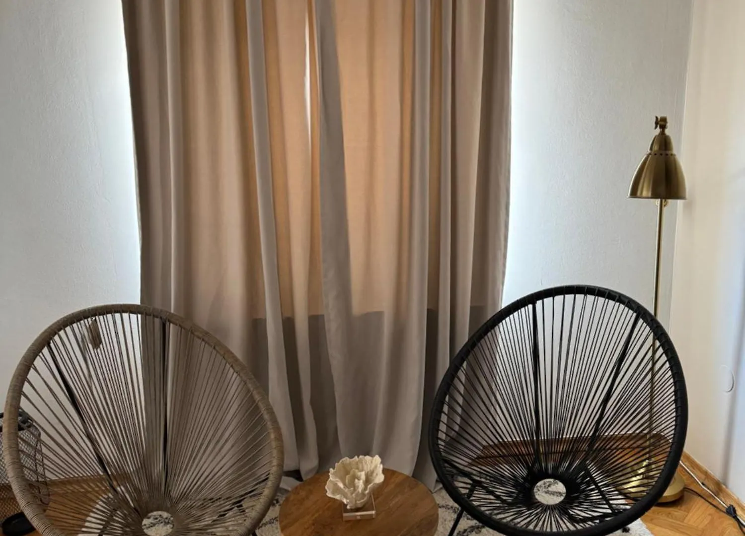 Leone Apartments With Free Parking contacts